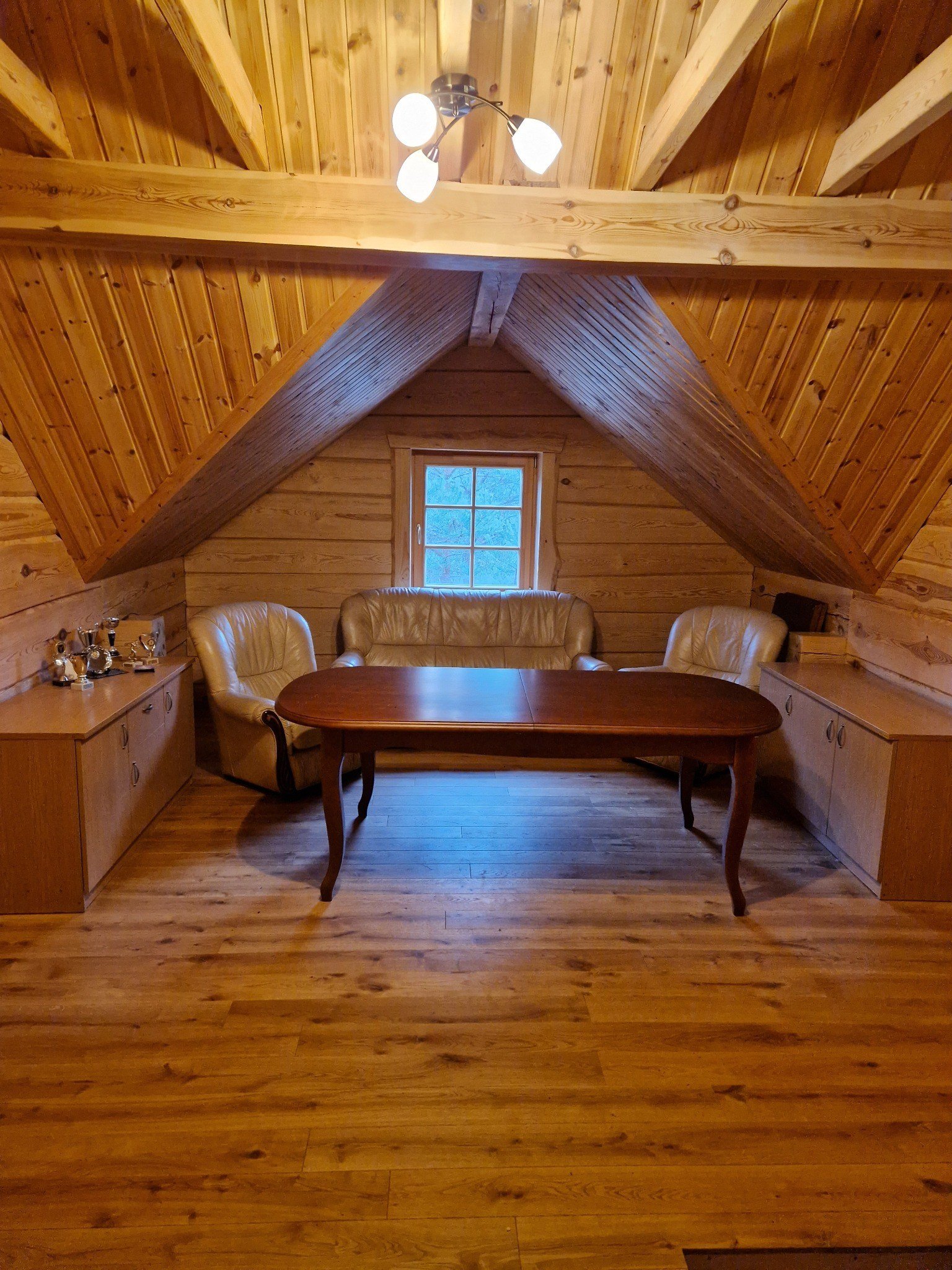 Poilsio erdvė mansardoje